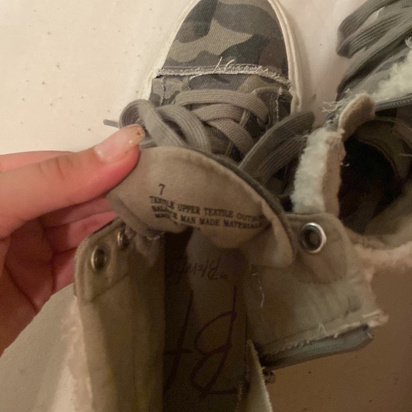 shoes - Picture 3 of 3